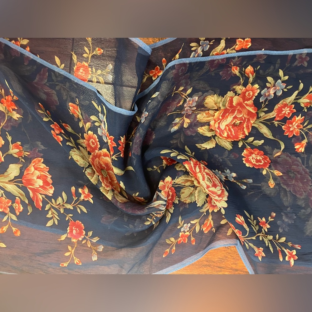 Ralph Lauren
Women's Blue Blooming Garden Scarf vintage